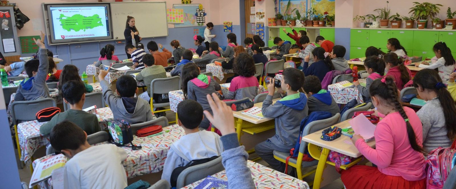 Türkiye’nin en kalabalık ilkokulundaki öğrenci sayısı 66 ilçeden fazla
