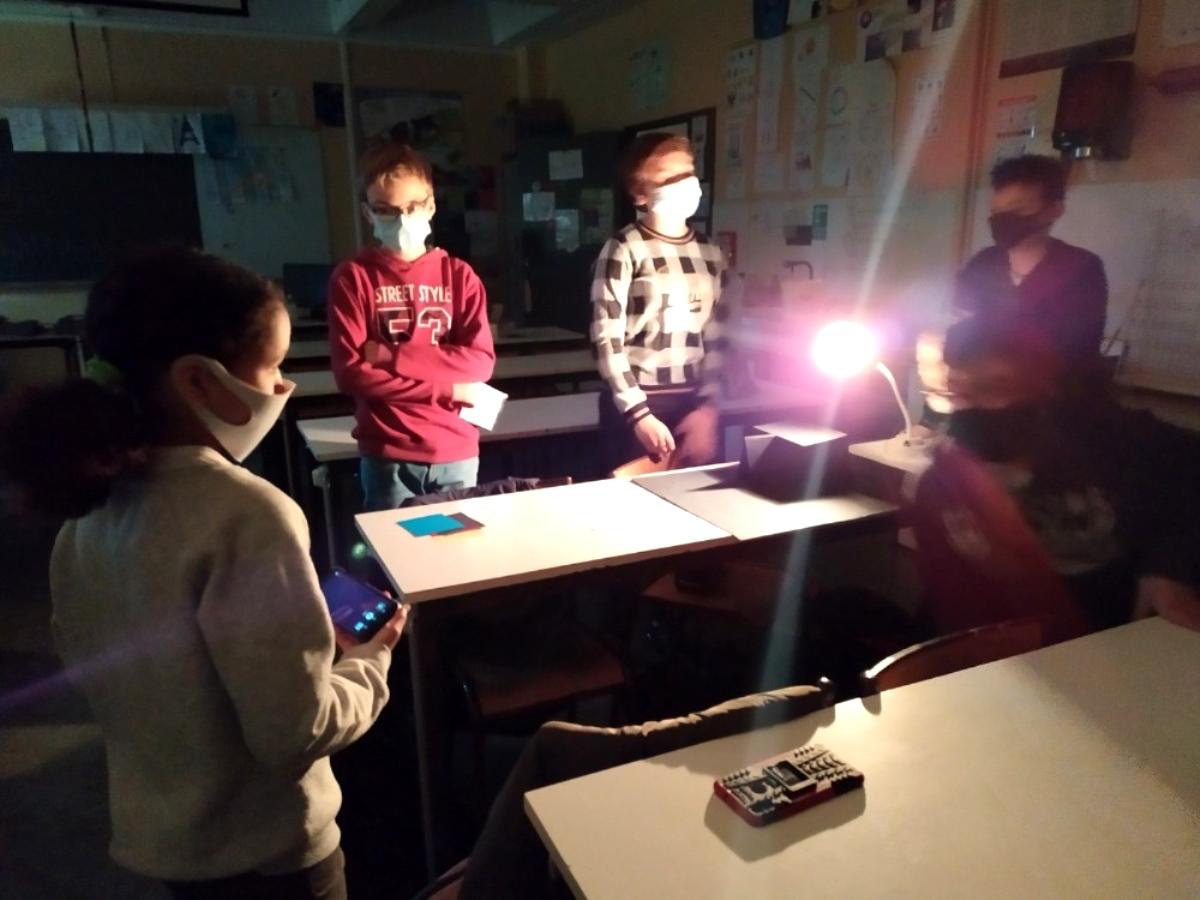 Çocuklar ışık ve ışık kirliliği hakkında çalışmalar yürütüyor